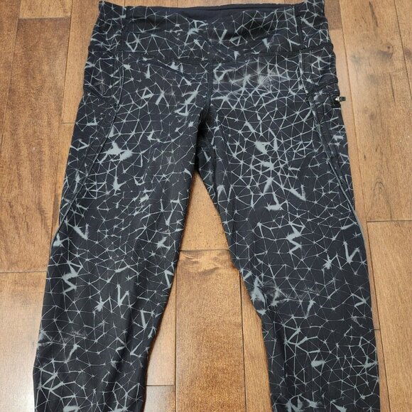 lululemon athletica Pants - Lululemon women's black capris in size 6